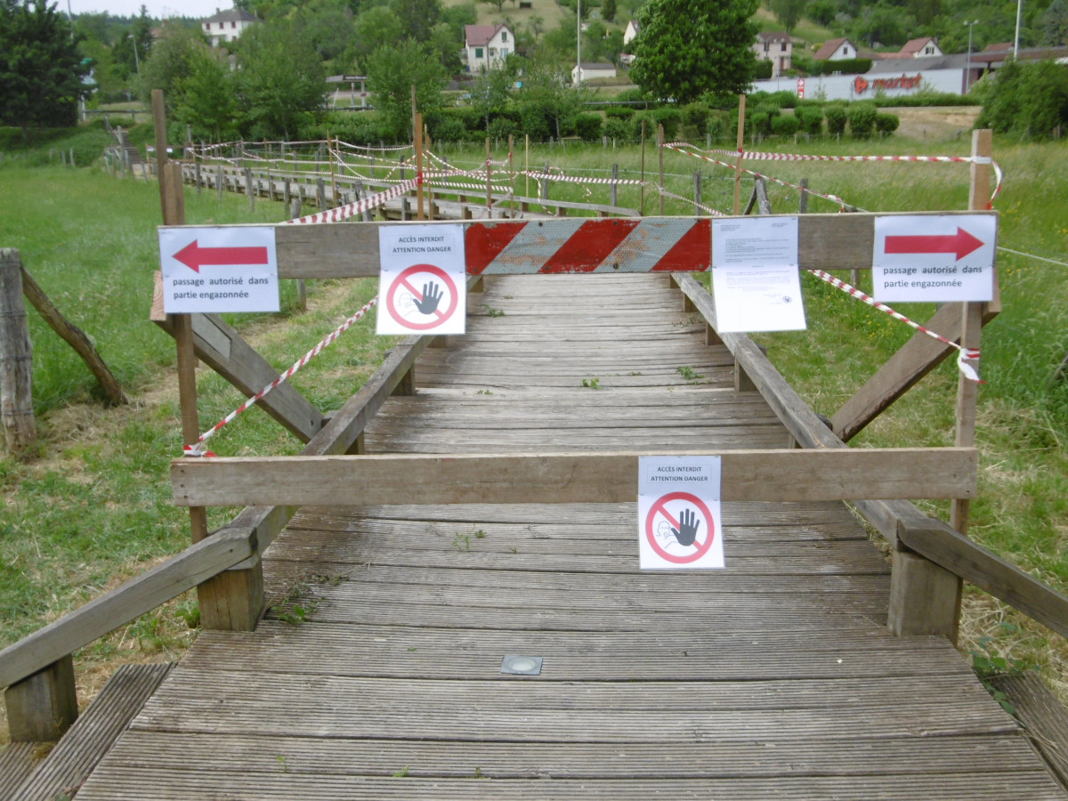 la barrière interdisant l'accès à la passerelle.