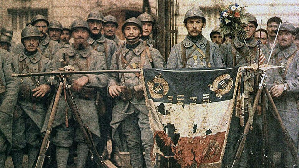 photos des poilus soutenant le drapeau Français