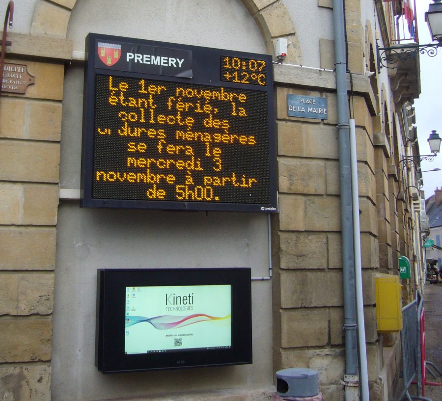 le panneau d'information lumineux à l'angle de la mairie