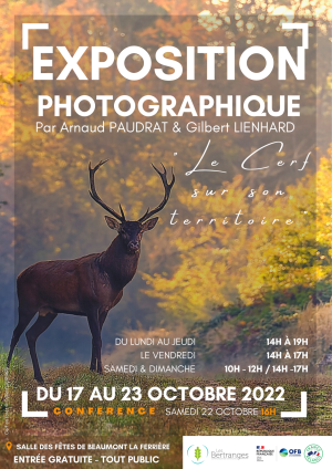 Affiche avec les infos de l'exposition sur un fond de forêt avec un cerf