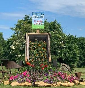 Photo du rond point Maquis Mariaux fleuri pour la circonstance